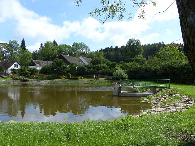 Návesní rybník v Senotíně u Nové Bystřice byl odbahněn.
