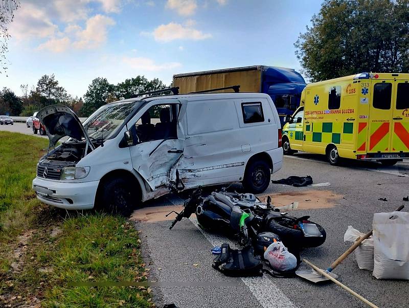 U Jindřichova Hradce na výpadovce na Třeboň se v pátek 7. října odpoledne srazil motocyklista s dodávkou. Zranil se jak motorkář, tak i řidič dodávky.