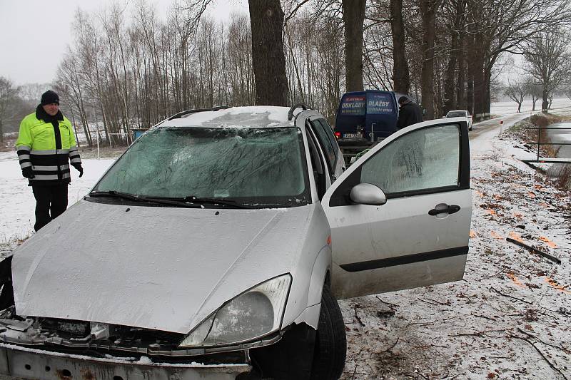 V noci na čtvrtek z neznámých důvodů auto skončilo v rybníce v obci Vydří na Jindřichohradecku. Řidič na následky zranění zemřel.