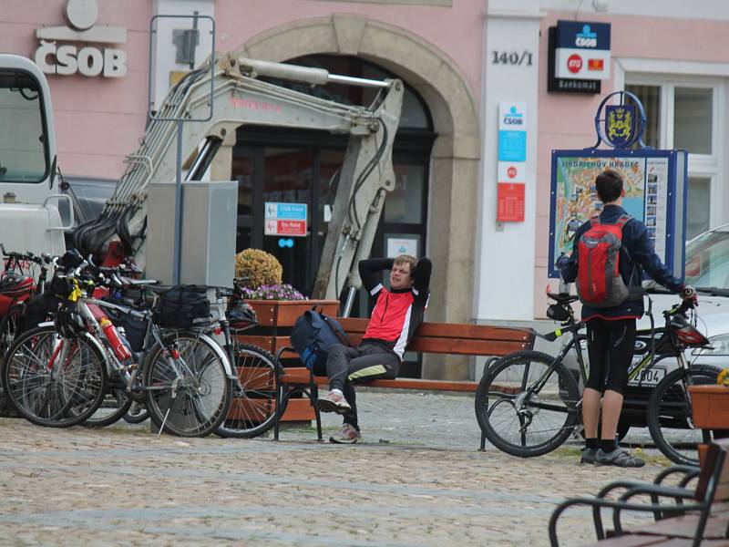 Stavební práce na mnoha místech centra Jindřichova Hradce cyklisty ani motorkáře nijak závažně netrápí.