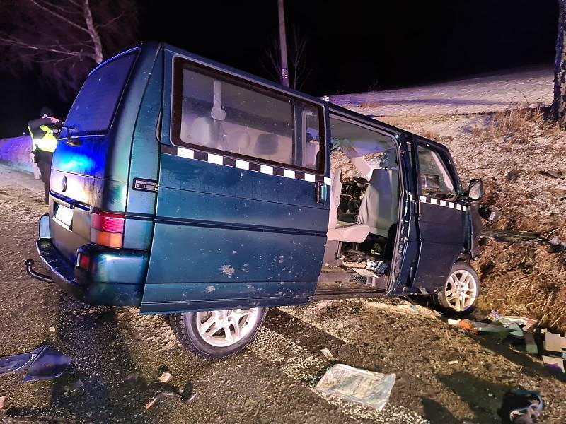U Nové Bystřice se čelně srazilo vozidlo taxislužby s kamionem.