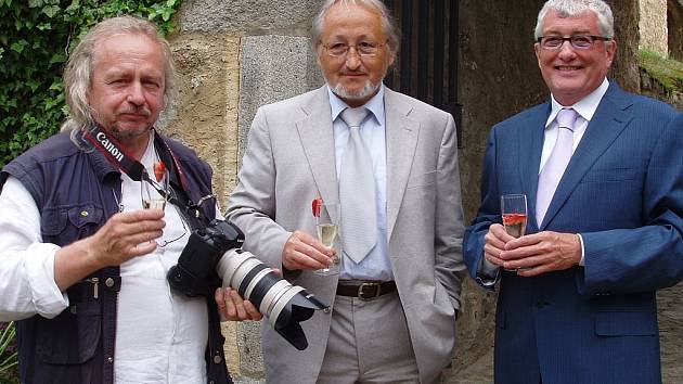 Zleva fotograf Jiří Tiller, zástupce agentury Ladislav Mátl a velvyslanec Kanady Michael Calcott.