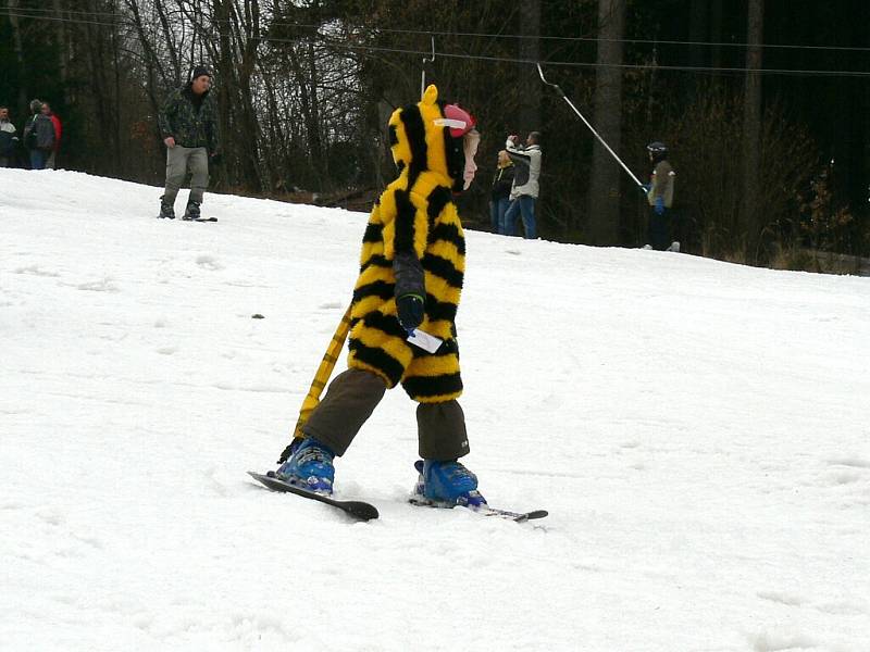 Maškarní karneval na sjezdovce v N. Bystřici. 