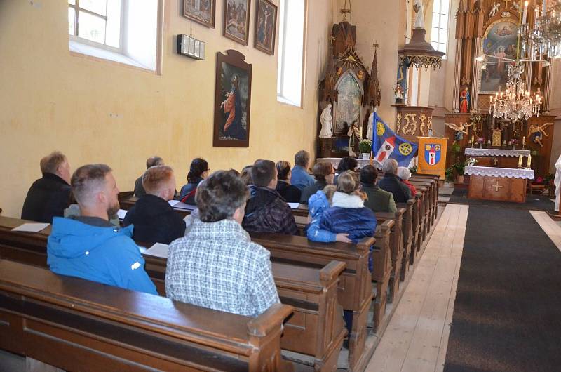 K 725. výročí vzniku si obecní úřad nechal vytvořit symboly, které v říjnu letošního roku během oslav Radounští přivítali.