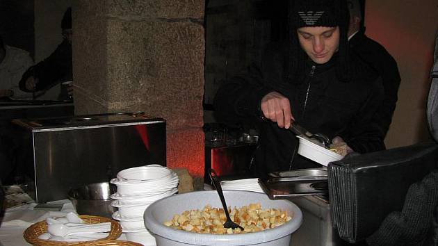 POMOC. Tržba za rybí polévku, kapří hranolky a domácí punč, které byly k zakoupení na třeboňském Masarykově náměstí, podpoří občanské sdružení FOKUS České Budějovice, které pomáhá a podporuje lidi s duševním onemocněním.