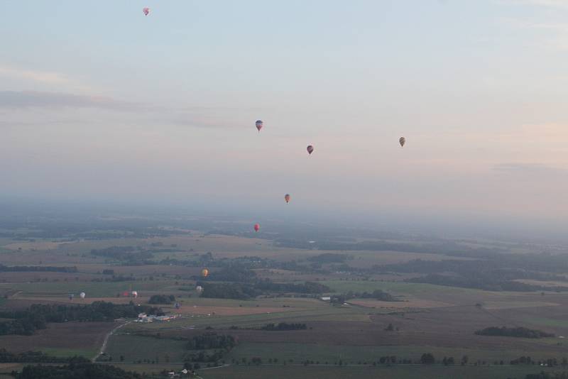 Piloti absolvovali ve středu večer první soutěžní let.