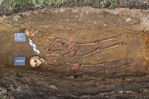 Archeologové během záchranného výzkumu v lokalitě zaniklého farního hřbitova v Kardašově Řečici odkryli více než 150 kosterních ostatků.
