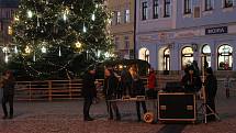Na náměstí Míru v Jindřichově Hradci jsou v plném proudu přípravy na podvečerní zpívání.