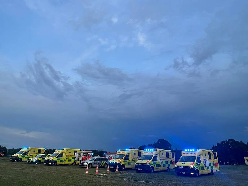 Cvičení složek záchranného systému na jindřichohradeckém letišti ve středu 22. června bylo zaměřené na nehodu dvou aut na tunningovém srazu, která vlétla mezi diváky.