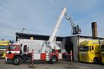 Nedělní požár stroje ve skladové hale v Třeboni způsobil škodu za 1,5 milionu korun. Nikdo naštěstí nebyl zraněn.