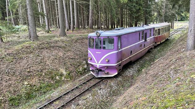 JHMD, lokomotiva T47.0 v čele vlaku do Jindřichova Hradce u Kaprouna.