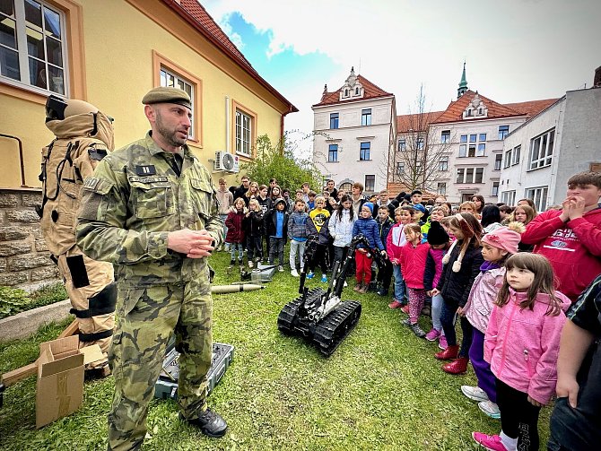 Vojáci představili projekt POKOS - Příprava občanů k obraně státu.