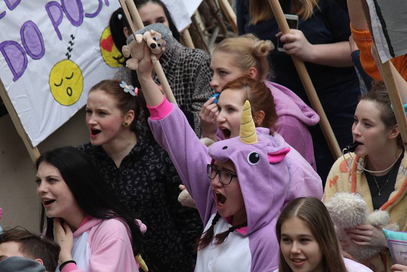 V pátek odpoledne se třetí zámecké nádvoří zaplnilo majálesovými maskami studentů čtyřech hradeckých středních škol.