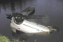 U Mnichu na Kardašovořečicku skončilo auto v rybníku Senerů.