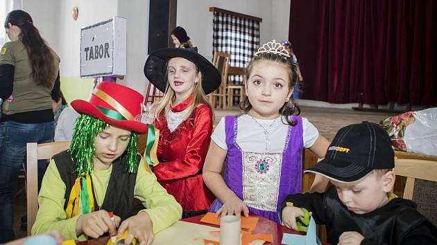Děti ve Zdešově, místní části Jarošova nad Nežárkou, se bavily na karnevalu.