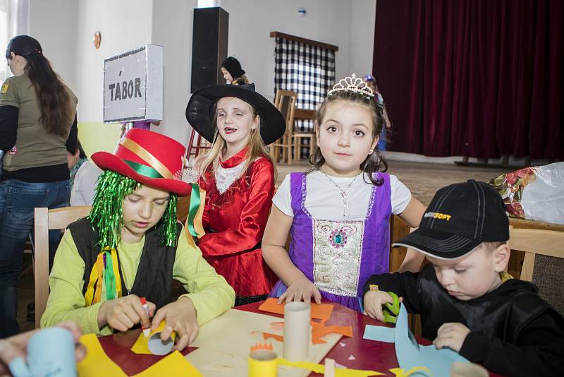 Děti ve Zdešově, místní části Jarošova nad Nežárkou, se bavily na karnevalu.