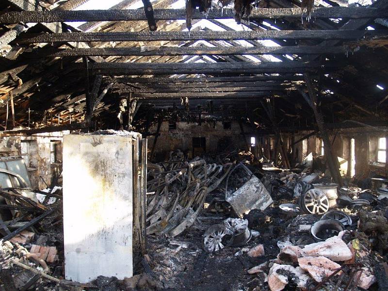 Noční požár skladu v Oldřiši u Blažejova na Jindřichohradecku způsobil škodu přes 1,1 milionu korun.