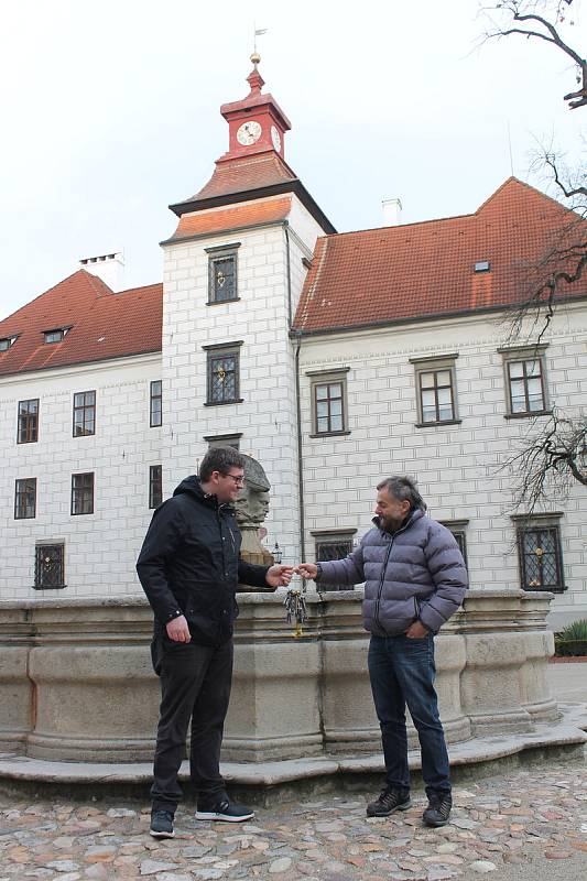 Se zámkem v Třeboni se po 25 letech loučí kastelán Pavel Hofman. Klíče od panství přebírá Vít Pávek.