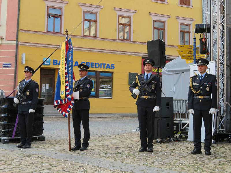 V rámci oslav města Jindřichův Hradec a připomenutí 30. výročí vzniku moderní policie uniformovaní policisté a členové Hradní stráže koncertovali na náměstí Míru. Předány byly i ceny Policista roku 2020.