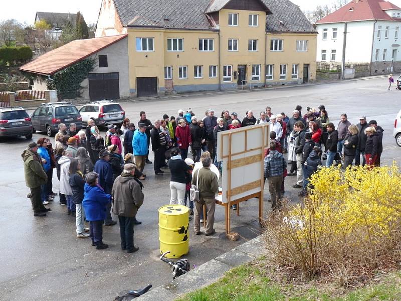 NA ČERTŮV KÁMEN se v sobotu z Lodhéřova na Jindřichohradecku vydalo zhruba osm desítek lidí v rámci Pochodu proti úložišti. Právě zde se nachází jedna z vytipovaných lokalit s názvem Čihadlo pro trvalé hlubinné úložiště radioaktivního odpadu. 