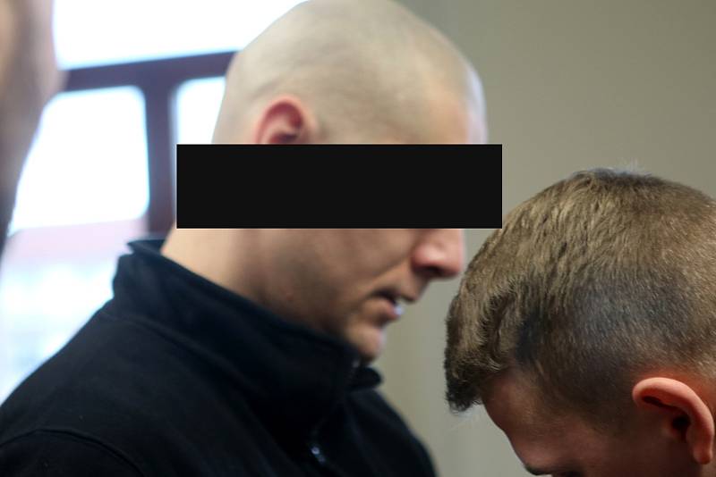 Ve středu 7. prosince začalo u krajského soudu hlavní líčení v případu vraždy z roku 2012. Tělo zavražděného policisté našli v sudu zakopaném ve sklepě domu v Českých Velenicích. Vražda byla devět let utajená.