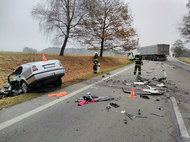 Vážná nehoda u Nové Olešné. Hasiči museli po střetu osobáku s kamionem z vraku vyprošťovat zraněnou osobu.