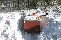 Novobystřičtí policisté našli u hranic ve sněhu zahrabaný trezor, který byl odcizený v Rakousku. 