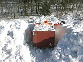 Novobystřičtí policisté našli u hranic ve sněhu zahrabaný trezor, který byl odcizený v Rakousku. 