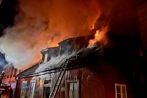 Dvacet minut před půlnocí na sobotu vyjížděli hasiči k požáru domu v historické části města Jindřichův Hradec, v ulici Na Hradbách.