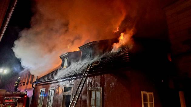 Dvacet minut před půlnocí na sobotu vyjížděli hasiči k požáru domu v historické části města Jindřichův Hradec, v ulici Na Hradbách.
