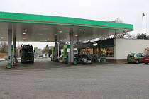 Benzinová čerpací stanice MOL v jindřichohradecké Rezkově ulici, kde v úterý 12. listopadu ráno došlo k loupežnému přepadení.