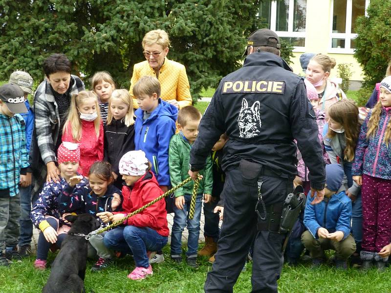 Policejní psovodi Lubomír Ábel, Jan Mol a Petr Lukačovič se svými čtyřnohými pomocníky navštívili žáky školní družiny v areálu 3. základní školy v Jindřichově Hradci.