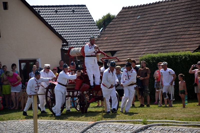 Oslavy 120 let SDH Pluhův Žďár. Zlatým hřebem byly ukázky historické techniky.