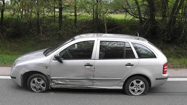 Srážka tří aut u Mláky. Na fabii je škoda 120 tisíc.