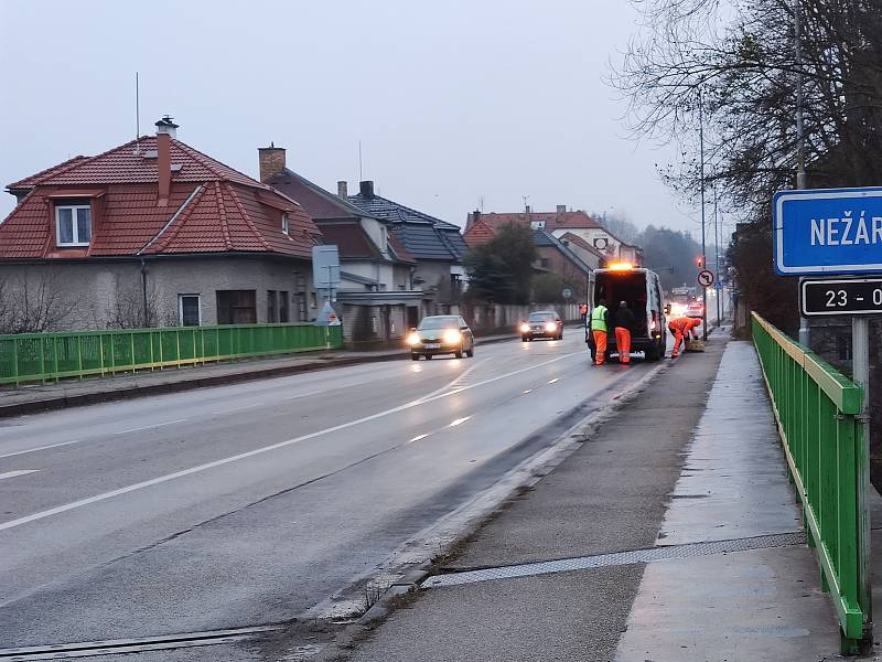 V pondělí začala v Jindřichově Hradci - ve Zbuzanech rekonstrukce dopravně zatížené výpadovky na Prahu. Jedná se o úsek od mostu přes Nežárku k nadjezdu ke školnímu statku.