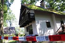 Pohled na chatu, kde u rybníka Dvořiště na Třeboňsku při policejním zásahu policista zastřelil pachatele.