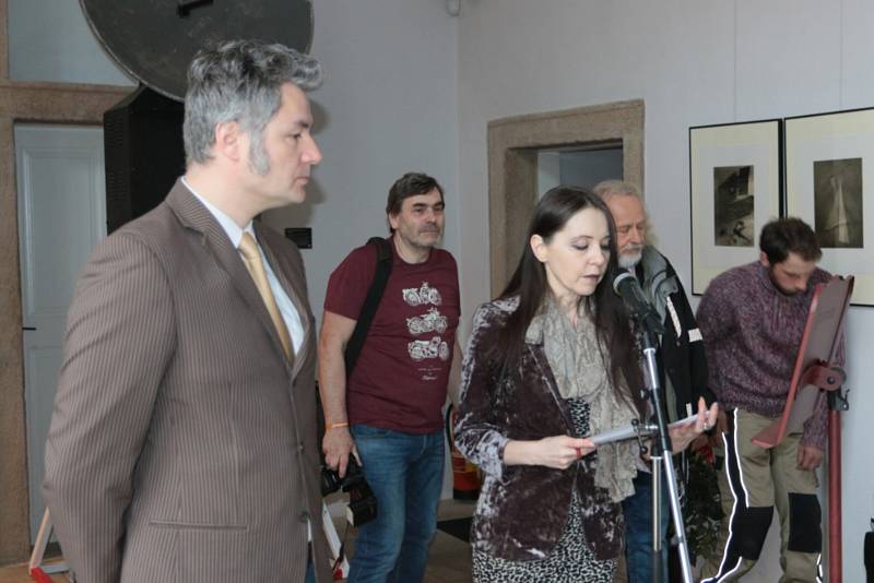 Českou část výstavy Nepředvídaná informace zahájili v pátek v Muzeu fotografie a moderních obrazových médií v Hradci.