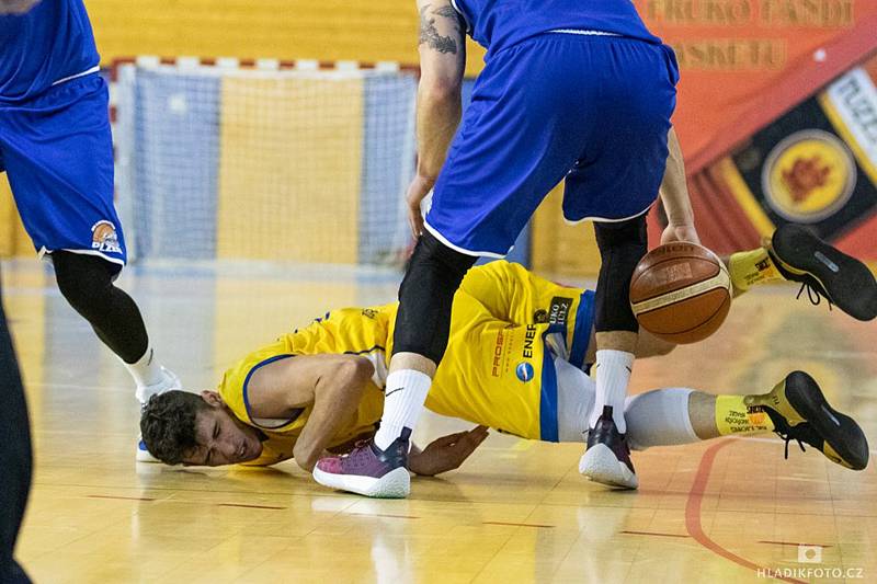 Jindřichohradečtí basketbalisté vyhráli nad Plzní i třetí čtvrtfinálový duel (107:79) a postoupili do semifinále play off I. ligy. Domácí tým představil novou posilu Jiřího Hubálka (s číslem 50).