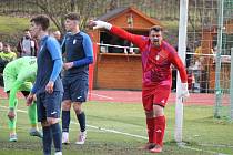 Jindřichohradečtí fotbalisté (v modrém) v jarní divizní premiéře zdolali Tachov 3:2.