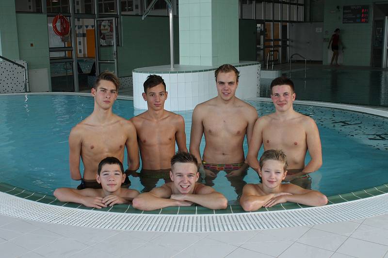 Jonáš Kešnar trénuje s plavci v jindřichohradeckém bazénu.