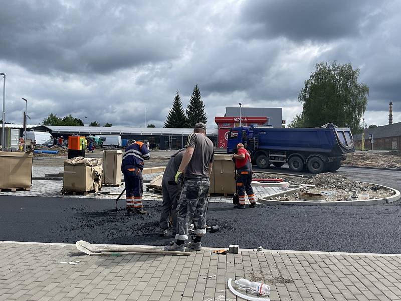 Interiéry provozovny už jsou hotové a vybavené, momentálně probíhají venkovní terénní práce.