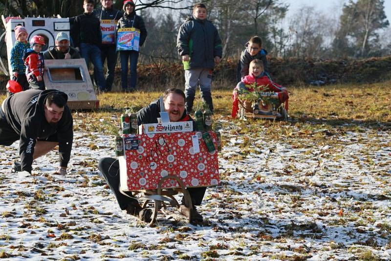 Při silvestrovském sjezdu v Horní Radouni se letos obešli i bez sněhu, vozítka jezdila na kolečkách.