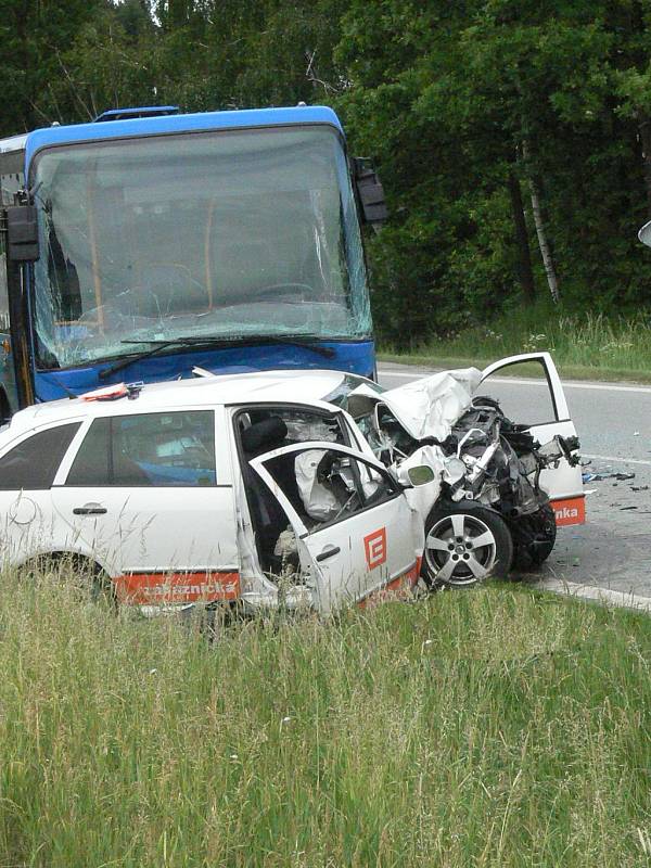 Tragický střet osobního auta s autobusem u Rodvínova si vyžádal tři lidské životy.