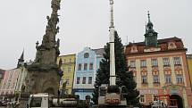 Dvanáctimetrová jedle ojíněná putovala v pondělí 22. listopadu z Mnichu u Kardašovy Řečice do centra Jindřichova Hradce. Ozdobí ji dvoukilometrový světelný řetěz.
