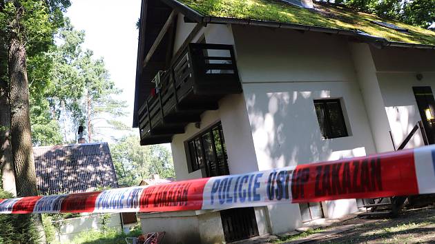 Policejní páska u chaty v chatové oblasti u rybníka Dvořiště na Lomnicku je stále němým svědkem středečního večerního zásahu policie, při kterém byl zastřelený pachatel.
