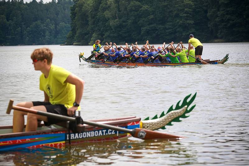 Na Ratmírovském rybníku se uskutečnil v pořadí již čtvrtý ročník závodů dračích lodí Vajgarská saň.
