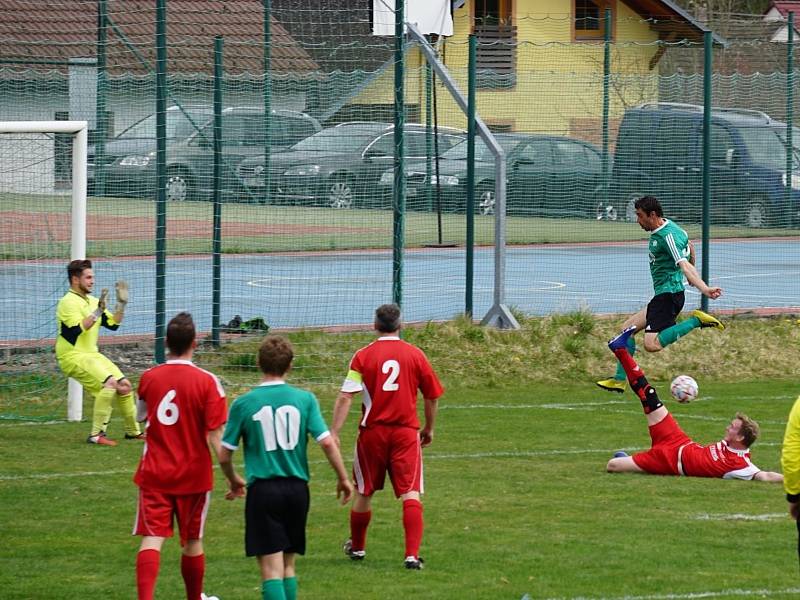 Fotbalisté Chlumu (v červeném) dokázali v 18. kole OP zvítězit na číměřském trávníku 3:2.