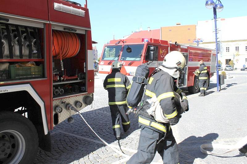 Hasičské cvičení v kině Střelnice. Příjezd techniky.