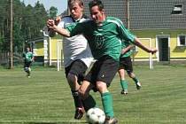 Halámky - Hranice 3:4 V derby dvou sousedních klubů byli štastnější hosté. Na snímku z tohoto utkání je hranický Tibor Haluška (vpravo)  v soubojis domácím Ondřejem Machem.