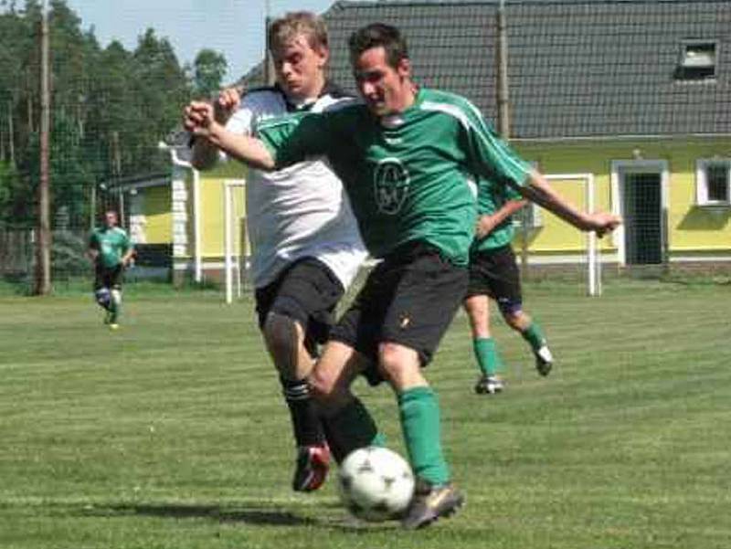 Halámky - Hranice 3:4 V derby dvou sousedních klubů byli štastnější hosté. Na snímku z tohoto utkání je hranický Tibor Haluška (vpravo)  v soubojis domácím Ondřejem Machem.